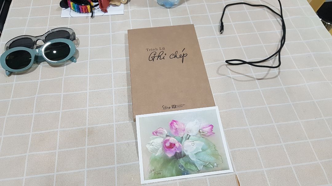 Sách đọc có giá trị. Bìa sách thiết kế đẹp mộc mạc, chất liệu giấy đẹp. Cuối sách có tập tranh về sen do tác giả vẽ rất đẹp. Nhà sách tặng kèm tấm thiệp carte hoa sen của tác giả. Cám ơn nhiều!