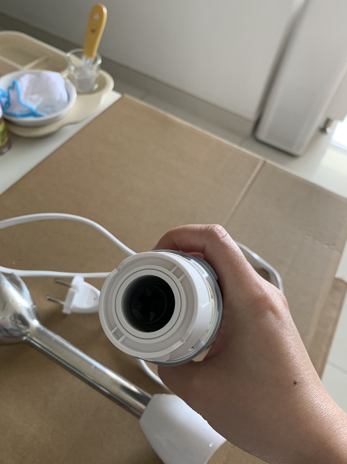 Hàng chính hãng cái kiểu gì mà mới dùng chưa được 01 tháng đã hư, máy im lịm không dùng xay được gì luôn. Gọi Tiki thì đẩy qua bên nhà cung cấp. Bảo hành bảo trì kiểu gì hơn 2 tháng rồi chưa thấy cái máy đâu. Đúng *** đảo. Thề không bao giờ mua đồ ở Tiki nữa. Dẹp cái quảng cáo hàng chính hãng đi!!!