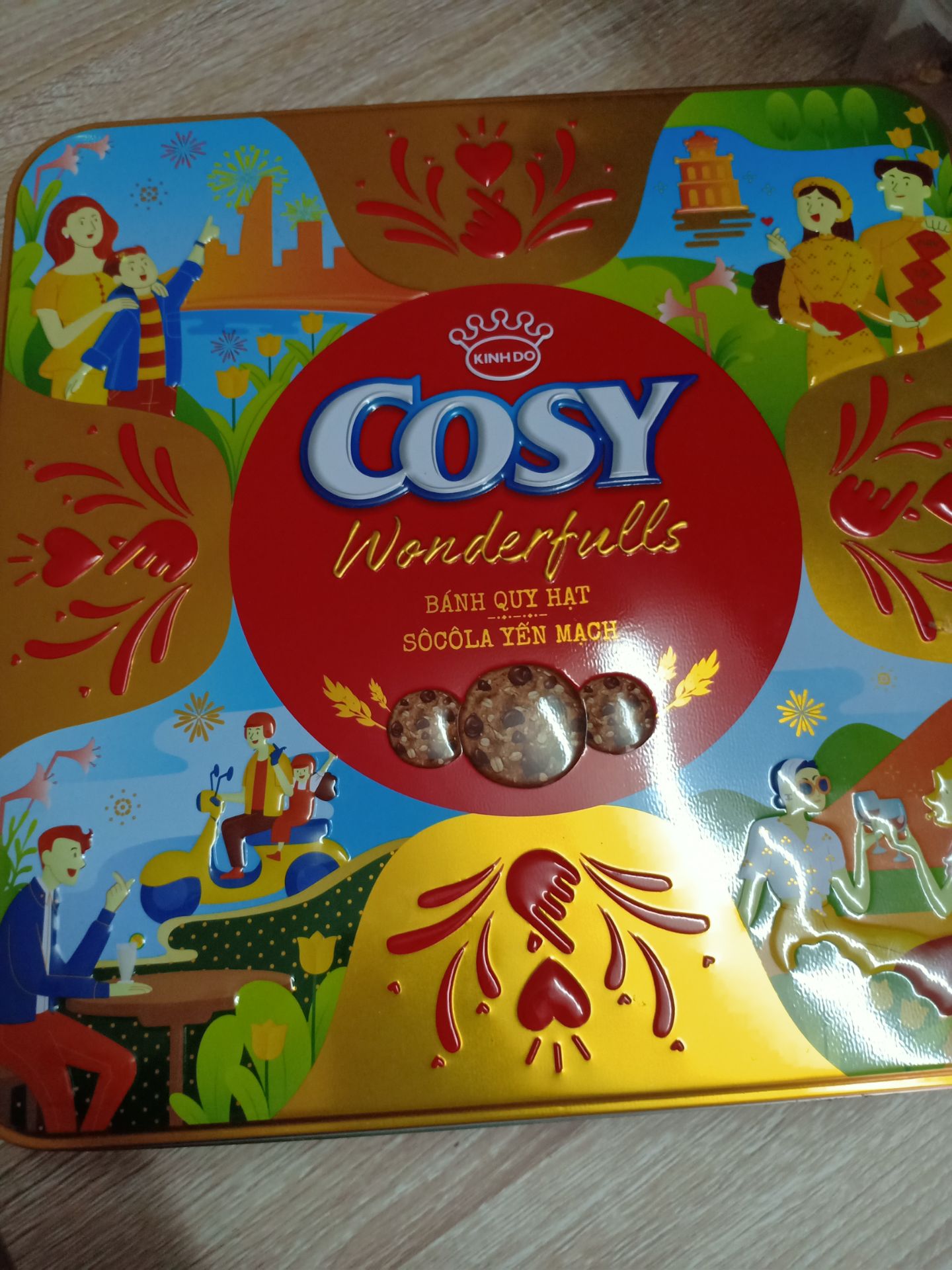 hộp bánh đẹp, sáng, hộp thiếc vuông gọn gàng.
bánh khá ngon: vỏ bánh cứng, khi cắn socola tan chảy trong miệng. ok.