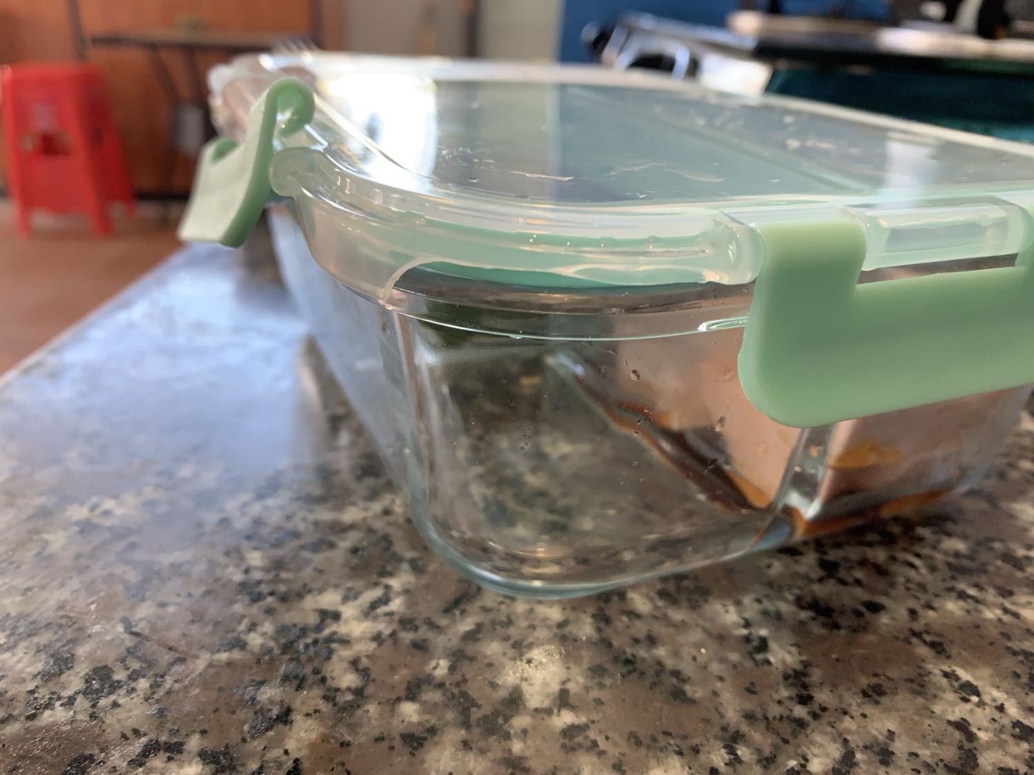 Kém chất lượng, khoá nhựa dễ dàng rớt ra, nắp nhựa lúc lấy ra đã rạn, đóng vài lần rớt luôn. Thuỷ tỉnh không đều không trong.