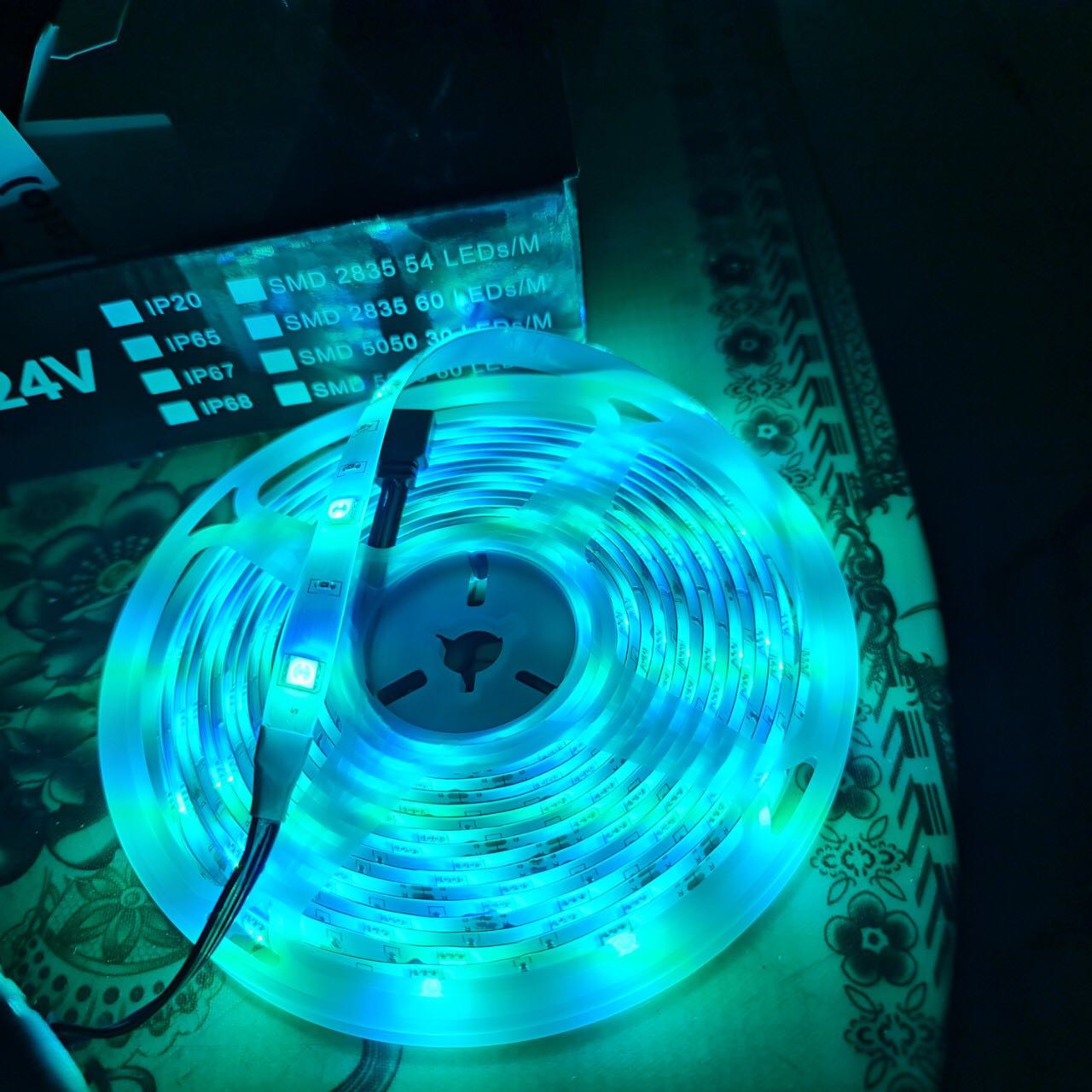 Ánh sáng lên màu rất ưng, keo dính chắc rất ok, nhìn sản phẩm rất chất lượng, đóng gói cẩn thận, giao hàng nhanh.