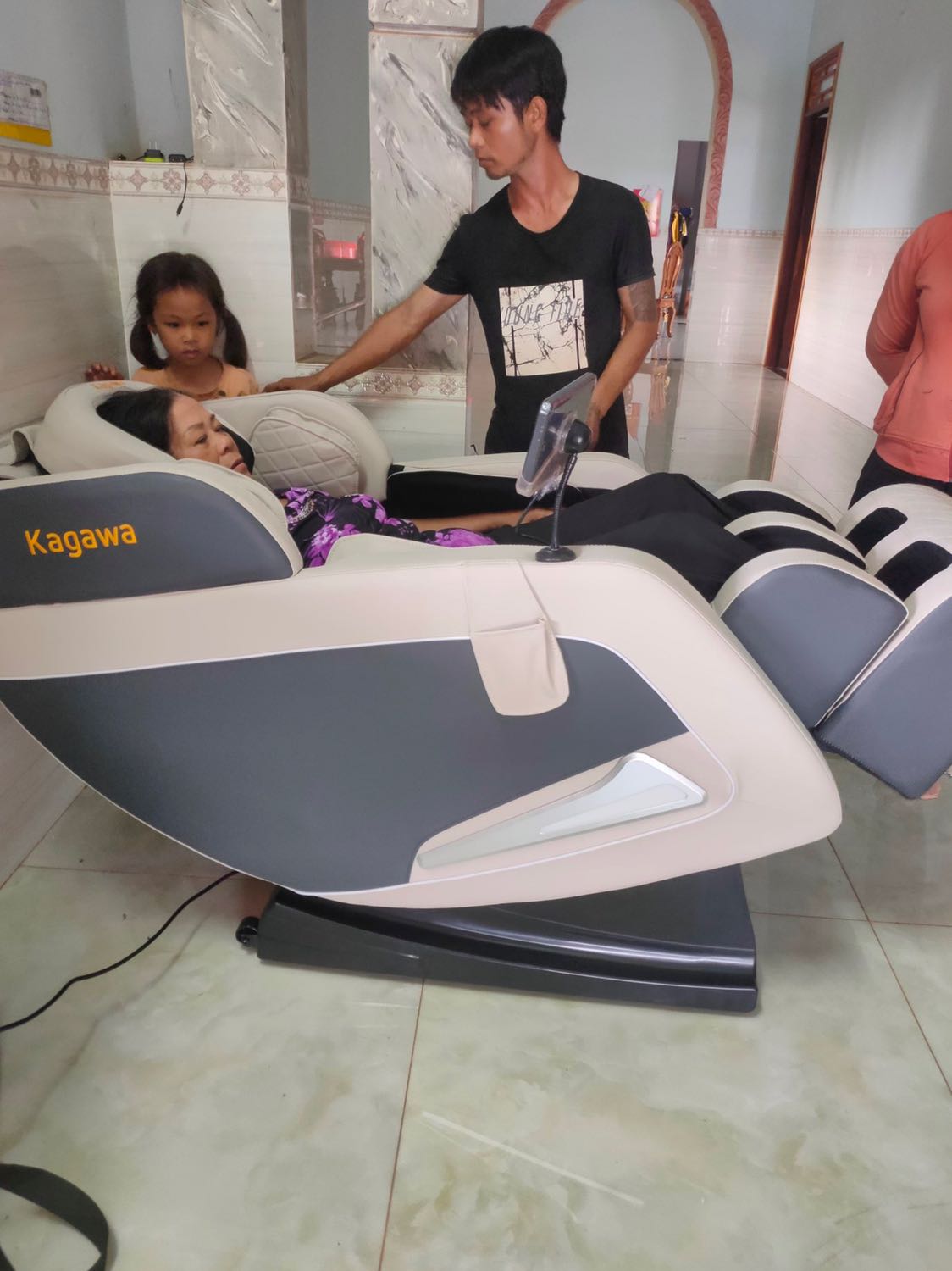 Shop giao hàng nhanh, HN mà 1 ngày đã nhận đc rồi
Máy massage đẹp hơn trong ảnh, ngồi êm, bố mẹ mk rất thích
Hàng chính hãng, nv lăp đặt và hd tận nơi