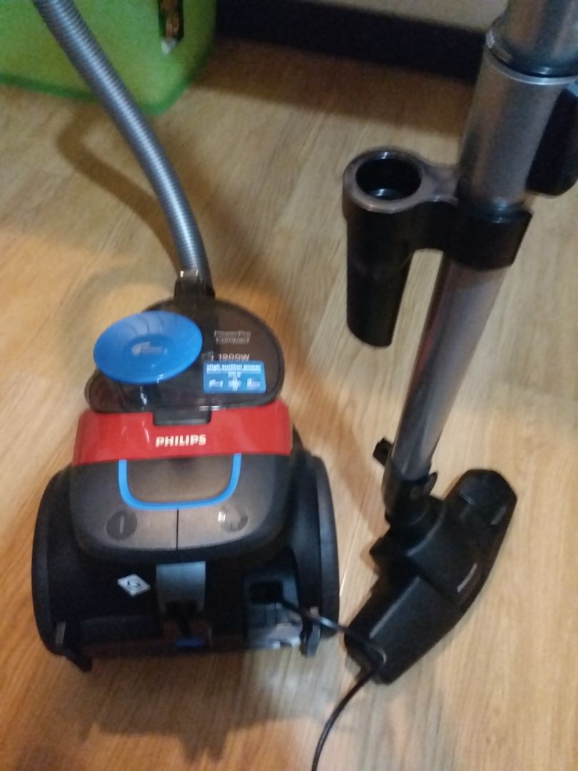 Máy hút tốt, nhà mình 2 mèo rụng lông nên nhìn thấy rõ luôn lông bị hút vào từ khoảng cách 5cm xa đầu hút. Máy chạy êm, so với lực hút thì không ồn chút nào, máy cũ của mình động cơ 1800w lực hút 330w chạy rất ồn nên lúc chạy máy này lại thấy không quen. Các loại đầu hút thiết kế để gắn ngay trên thanh nối dài nên rất tiện lợi chỉ vài thao tác có thể thay đầu hút. Còn nữa mình khá thích việc các khớp từ ống đến máy đều có chốt chắc chắn, không sợ bị tuột ống khi đang hút như máy cũ của mình. Hi vọng là dùng ổn và nếu tương lai cần mua phụ kiện thay thế thì dễ dàng. Điểm trừ rất nhỏ là không thể điều chỉnh lực hút mạnh yếu.