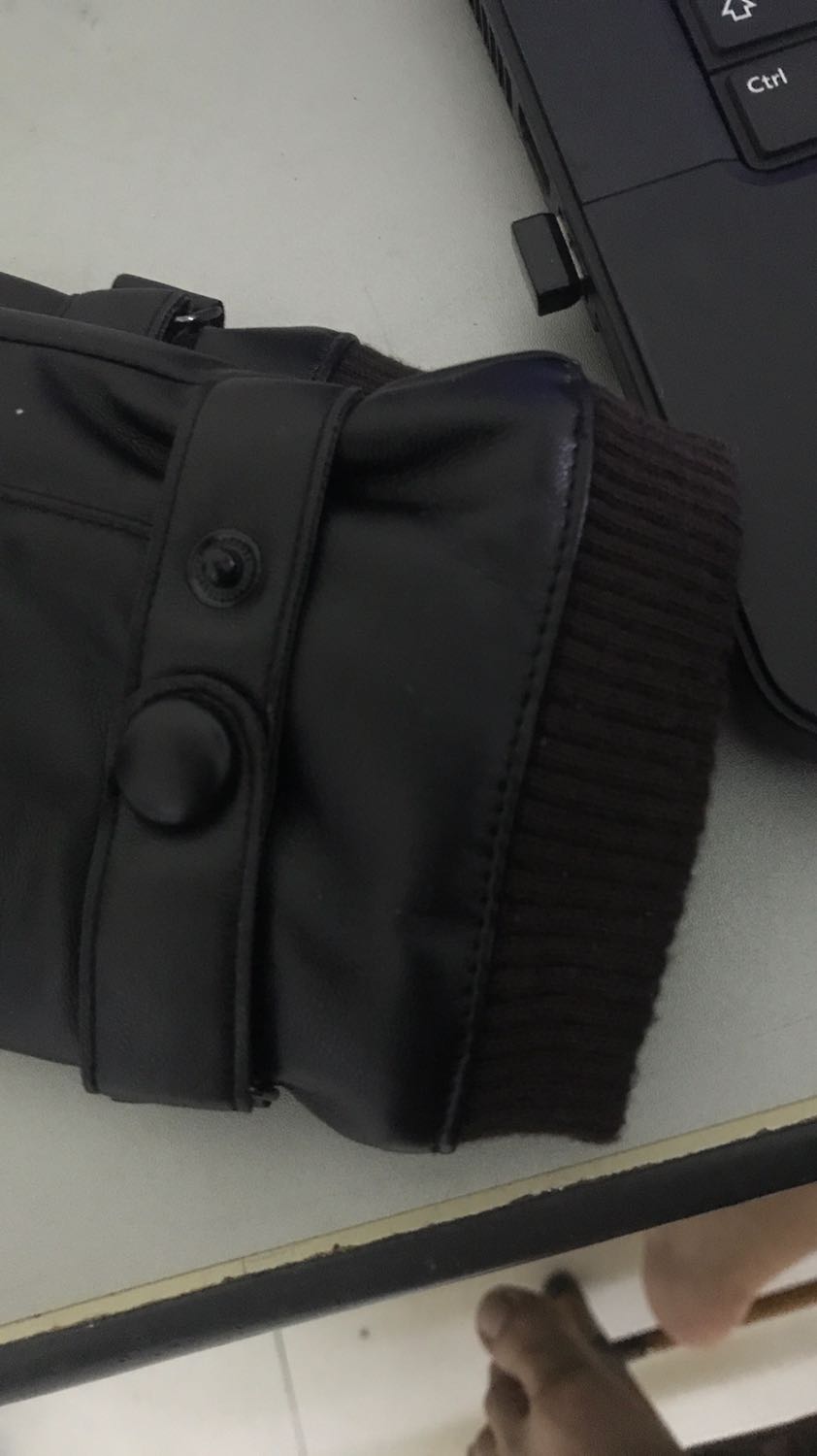 Găng tay da xịn, chất da tốt, mềm mại dễ chịu, bên trong lót lông kỹ càng đeo rất thoải mái và dễ chịu. Đường chỉ may chắc chắn. Hàng tốt đáng đồng tiền.