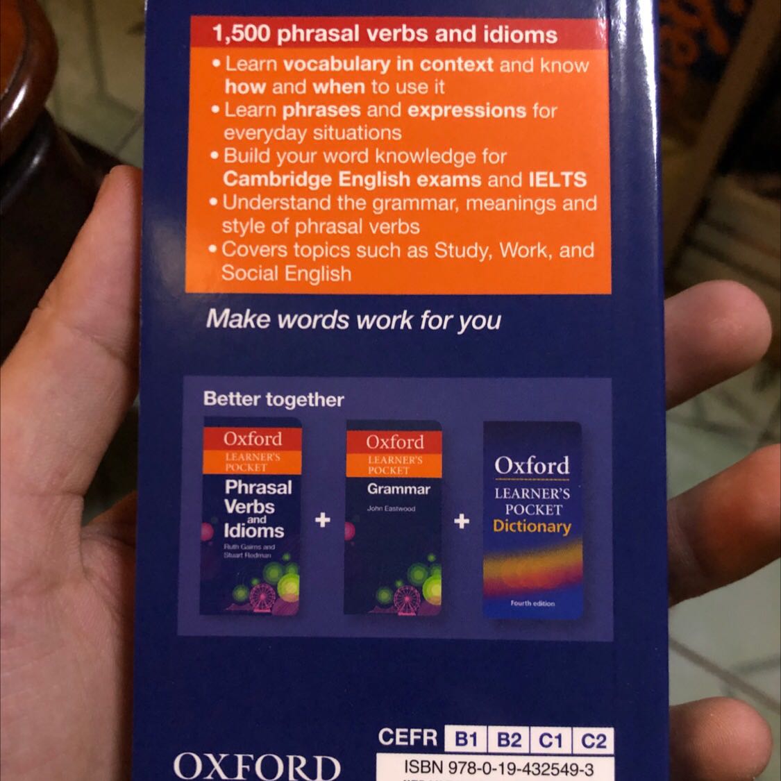 Sách Oxford thì cực hay nha mọi người ma cũng hơi đắt cho cuốn nhỏ bằng bàn tay. Nhưng mà người ta hình như cái tấm nhựa màu đỏ để che học từ vựng gòi.