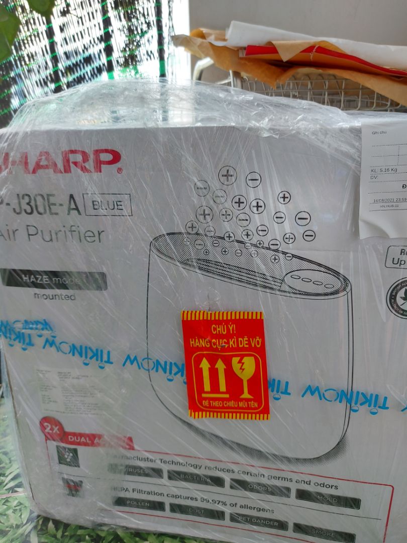 Chọn lựa rất lâu cuối cùng quyết định chọn Sharp. Máy hoạt động ổn. Không khí trong phòng kín, điều hòa liên tục thấy dễ chịu hơn so với trước, hết mùi khó chịu. Máy chạy rất êm. Mình chỉ hơi băm khoăn là lúc nào bật lên cũng thấy đèn xanh. Mà nhà mình thì khá nhiều bụi vì mặt đường. Nói chung tiki giao hàng nhanh, đóng gói cẩn thận.