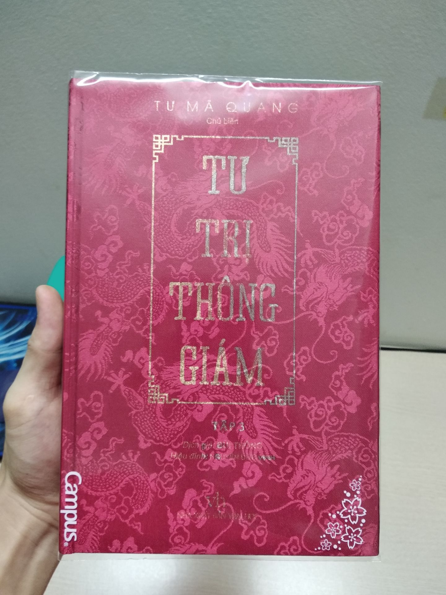 mình sẽ không bàn về nd vì nó quá nổi tiếng r, 1 bộ sử sách đem lại lượng thông tin rất lớn, đầy đủ về lịch sử trung quốc. Mình muốn nói ở đây là về chất giấy- tg đối tốt, bìa cứng bọc vải- đẹp, tuy nhiên mực in bìa rất dễ phai, mờ, dễ mất chữ, và hình như bên nhà sx ko khắc phục được. Mình bọc lại mong là giữ được lâu. Duy có một điểm không hài lòng là gáy sách, tệ vô cùng, lỏng lẻo, chán, nhà sách nên chọn nhà sản xuất sách khác đi