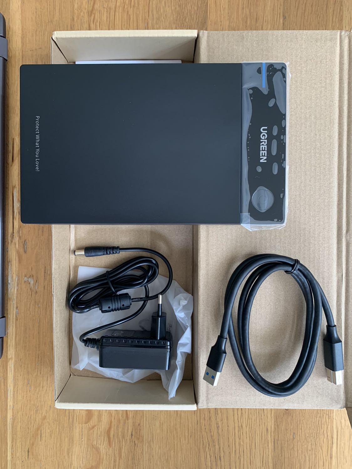 Hàng giao nhanh hơn dự kiến, đóng gói cẩn thận tránh va đập. Chất lượng ban đầu cảm nhận rất ổn, copy qua cổng USB 3.0 tốc độ >60 Mb/s. Hàng giao nhanh hơn dự kiến, đóng gói cẩn thận tránh va đập. Chất lượng ban đầu cảm nhận rất ổn, copy qua cổng USB 3.0 tốc độ >60 Mb/s.