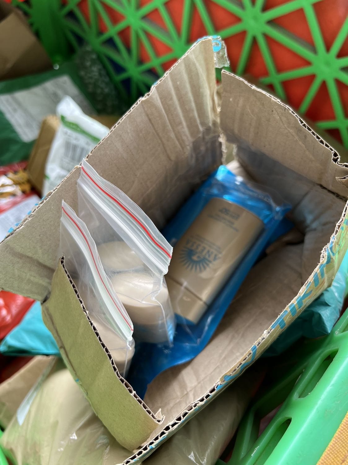 Lâu lắm rồi mình mới nhận đc trải nghiệm thất vọng như lần này. Nhận gói hàng từ bạn giao hàng mà hộp thì bung bét, bên trong hàng bỏ cực sơ sài, k có bọc chống sóc gì hết. Đơn mình đặt lần này là hơn 1tr đồng chứ không ít. Nhận hàng mà SP rơi ra thế này thì không yên tâm chút nào về SP bên trong. Mong là TIKI làm việc lại với BP đóng gói