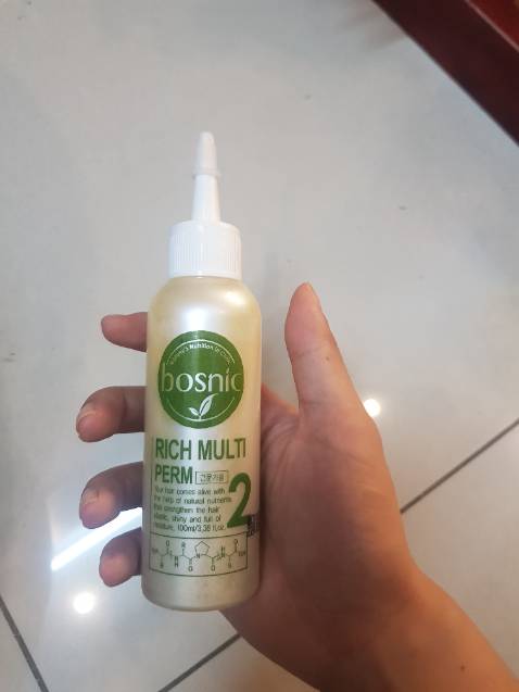 Cái chai màu trắng mùi rất thơm, mình mua về uốn cho bé cháu uốn xoăn lọn nhỏ để tầm 60p là xoăn đẹp nha🥰