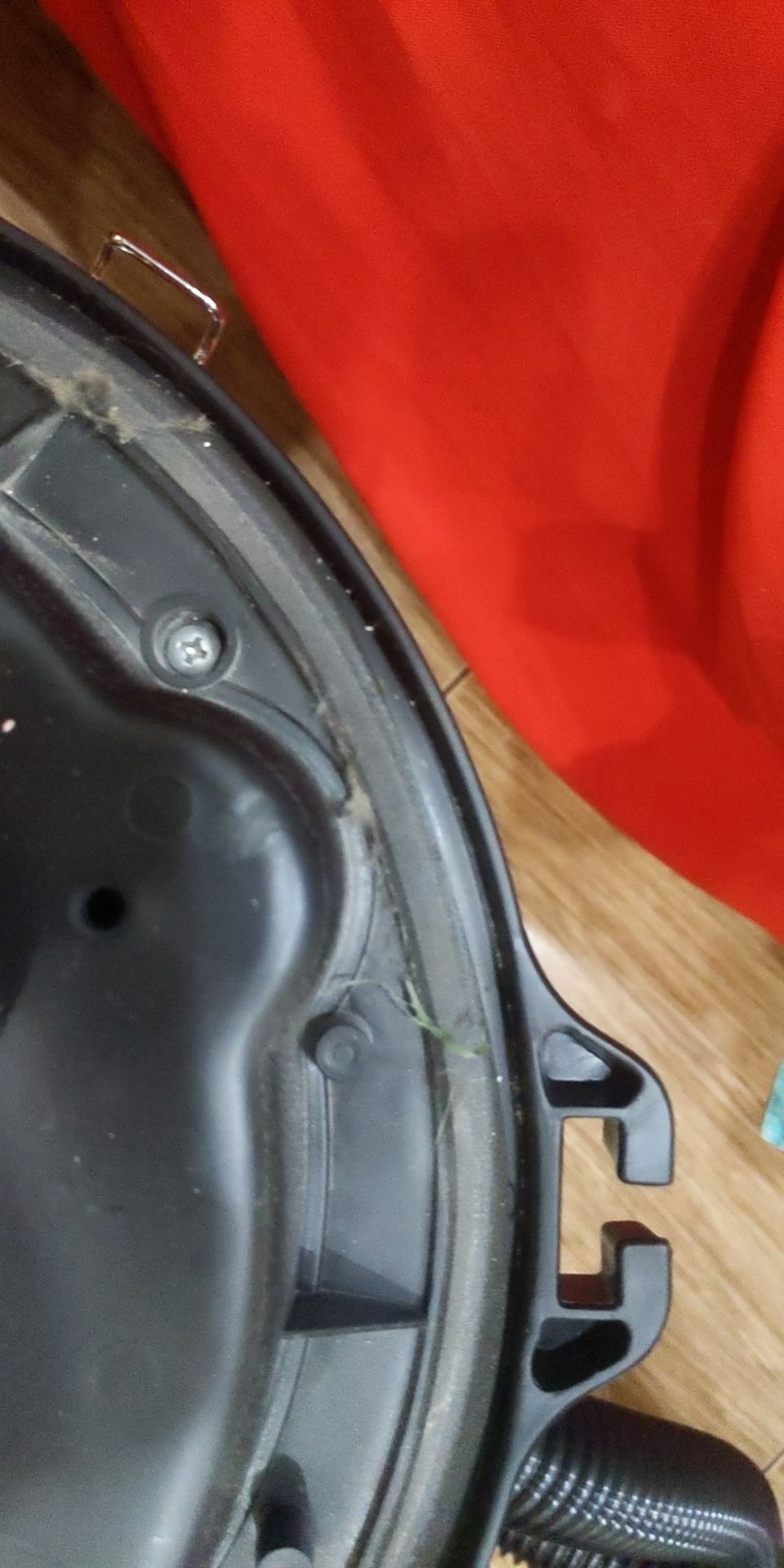 ron áp suất ( hình đín kèm)bị dán lệch(gia công cực kém), tay vòi bị xì hơi, máy kêu nhỏ hơn động cơ phản lực 1chút,hút yếu, động cơ rất nóng không biết dùng đc bao lâu