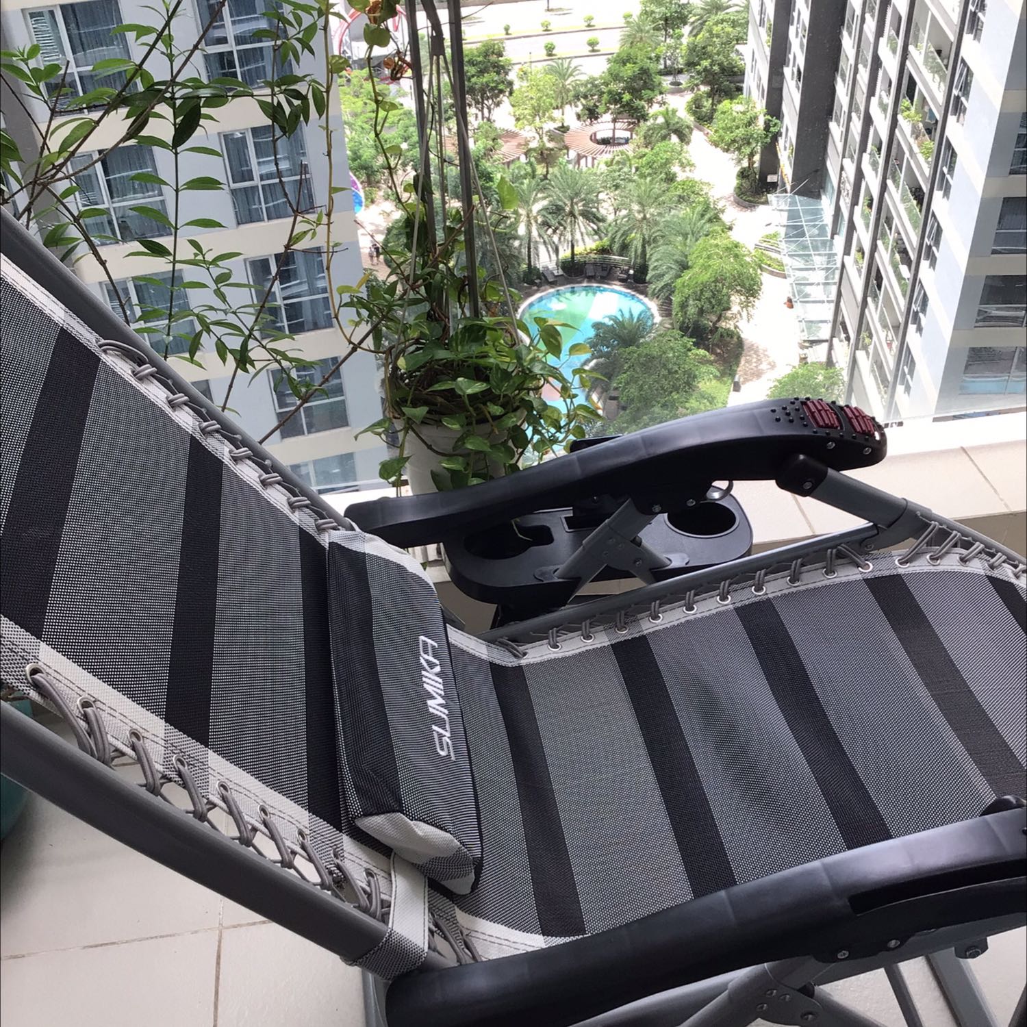Tổng thể kiểu dáng đẹp, các khớp nối cơ khí khá chắc chắn, ghế xếp lại rất gọn gàng, để ngoài ban công rất ổn. 
Tuy nhiên, chất lượng nhựa hoàn thiện không được thẩm mỹ, mặt lưới hơi giãn sau thời gian sử dụng 2 tuần, và đặc biệt là mùi nhựa và sơn rất nồng khi mới sử dụng, phải hơn 1 tuần phơi ngoài ban công  thì mới hết mùi. Tổng thể kiểu dáng đẹp, các khớp nối cơ khí khá chắc chắn, ghế xếp lại rất gọn gàng, để ngoài ban công rất ổn. 
Tuy nhiên, chất lượng nhựa hoàn thiện không được thẩm mỹ, mặt lưới hơi giãn sau thời gian sử dụng 2 tuần, và đặc biệt là mùi nhựa và sơn rất nồng khi mới sử dụng, phải hơn 1 tuần phơi ngoài ban công  thì mới hết mùi.