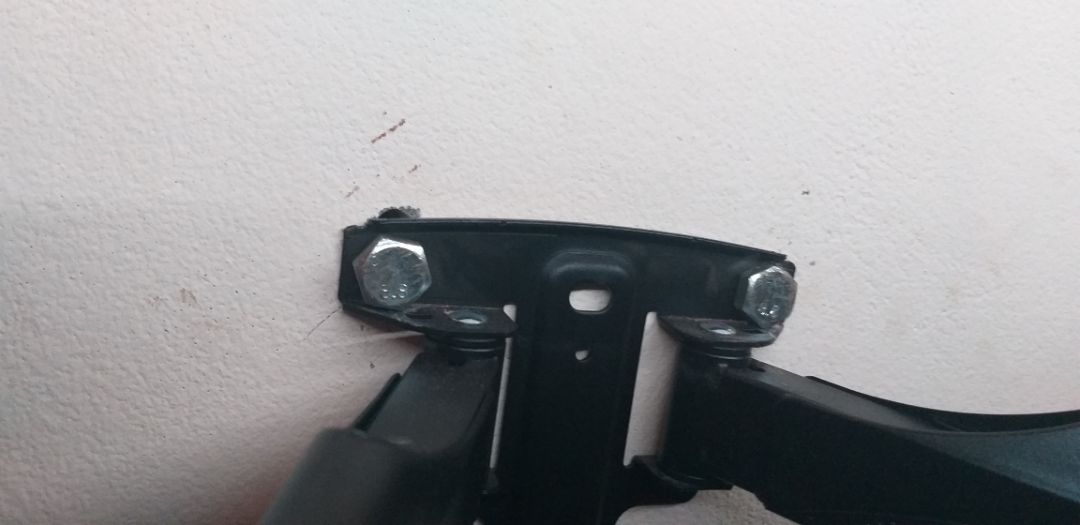 khung cứng cáp, dễ điều chỉnh, mỗi tội lắp hơi phức tạp như kiểu chơi lego ấy ghép mãi mới khớp, thừa hơi nhiều phụ tùng, với mấy cái vít bắt vào tường có vẻ hơi đuối nên m thay bằng ốc 16 đóng xuyên tường cho chắc (lỗ bắt vít hơi nhỏ nên phải khoan to ra mới vừa)