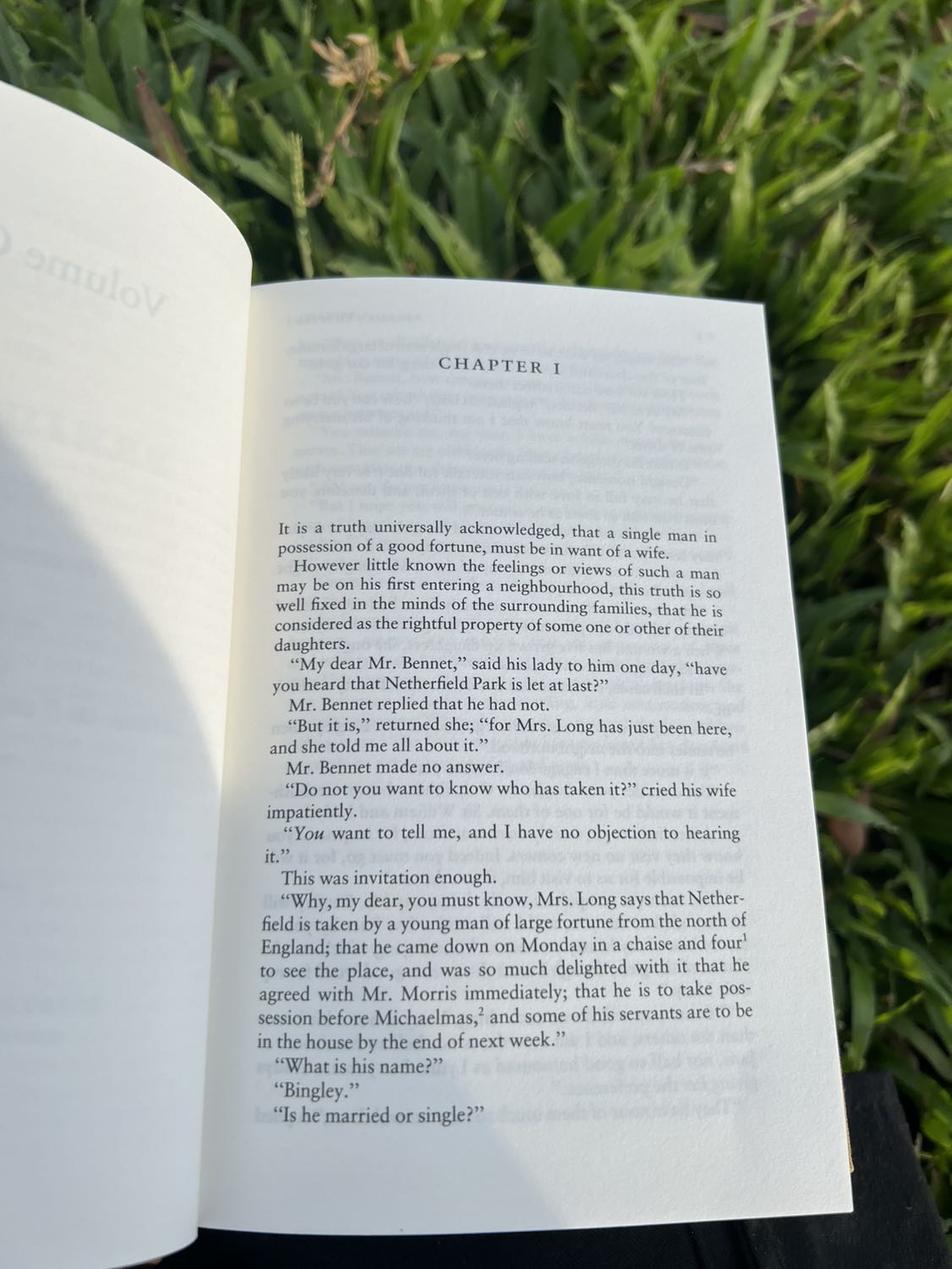 Sách rất xinh (trừ dịch vụ giao hàng)

Mong Shop nhập thêm nhiều sách bìa cứng về nữa, vì cầm lên rất thích. Sách bìa cứng chữ to, nét, không nhỏ hay hẹp như bìa mềm. Gáy và bìa sách dày đóng kỹ, khi lật cảm giác cứng và bền. Thiệt may mắn khi có được phiên bản sách bọc vải 🍂🧡

Về giao hàng thì không nhận được cuộc gọi nào hết, mở app ra mới thấy được giao vào 02:55, mình ra lấy cục hàng dưới cổng. Lỡ mình không có ở nhà mà trời mưa (đang mùa mưa) thì không biết sách sẽ ra sao luôn. Nếu quăng hàng vào sâu hơn sẽ không bị lấy trộm hay hỏng vì mưa gió.

Cảm ơn Shop và mong Shop kinh doanh thêm nhiều tác phẩm văn học bìa cứng cho mọi người lựa chọn 🧡😊