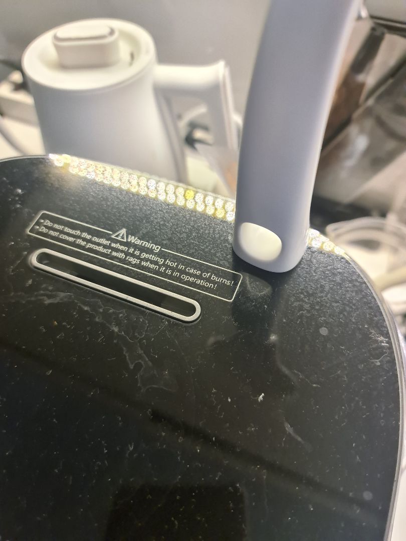 Thiết kế kém, bị đọng nước. Nẫu xong ăn liền ok chứ để lâu nước chảy thành cháo ở thành nồi. Ko có chổ để vá cơm.