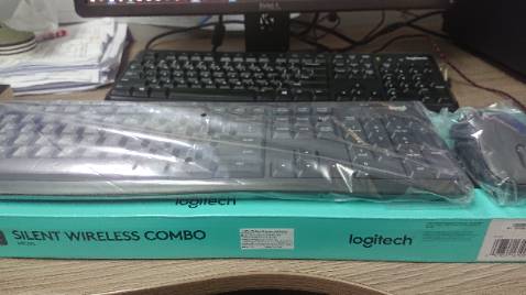 Tiki giao hàng nhanh quá chòi, sớm hơn dự kiến 1 ngày lận. Bạn nhân viên thân thiện quá chừng, chủ động khui hàng cho mình kiểm tra trước. Cưng dễ sợ
Hàng đóng gói cẩn thận lắm luôn. Bàn phím êm, gõ nhạy lắm. Nên thử nhé mn.