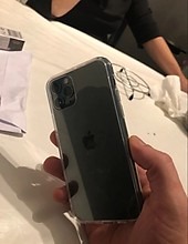 Chưa biết khả ăng bảo vệ khi rơi rớt thế nào, nhưng cảm nhận ban đầu là cầm chắc tay, cảm giác thích hơn ốp nhựa dẻo hay silicon. Bo viền vừa khít, mặt lưng kính trong suốt, phản ánh chân thực màu vỏ thật của điện thoại nên vẫn xinh lung linh như ko ốp (tất nhiên có dày hơn, đành chịu thôi)