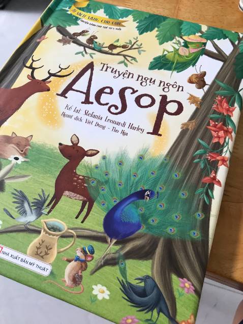 Truyện có hình ảnh minh hoạ đẹp là điểm cộng của tập truyện này. Bìa sách có phủ kim tuyến nên mình không thích lắm. Về nội dung có phần hơi ngắn gọn, một số truyện thì cô đọng hơi quá nên phải diễn giải lại cho trẻ.