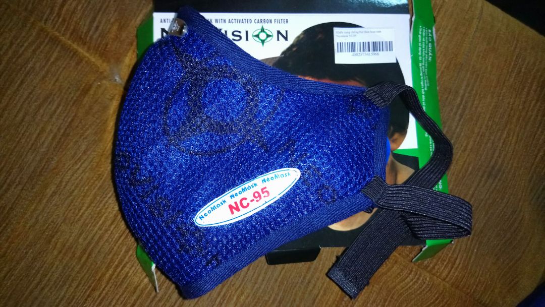 Chỉ may đẹp, chắn chắn. Các vật liệu cấu thành với độ hoàn thiện cao. Bên trong còn có lớp than hoạt có thể tháo rời (ảnh bên trên) nên thuận thiện cho việc giặt và thay thế. Khẩu trang hoàn toàn có thể tái xử dụng sau khi giặt nên các bạn có thể an tâm chi 65k để mua mà không hề lo lắng.
Tóm lại, thay vì mua 1 hộp khẩu trang y tế sử dụng 1 lần, chưa chắc đảm bảo chống được bụi một cách hiệu quả thì Neomask NC95 là một lựa chọn rất tốt. Vừa bảo vệ môi trường, có thể tái sử dụng nhiều lần vừa chống được bụi một cách hoàn hảo.
Lời khuyên: Nên mua 2-3 cái để luân phiên sử dụng và thuận tiện giặt giũ.
Chúc các bạn lựa chọn được sản phẩm phù hợp
Thân!.