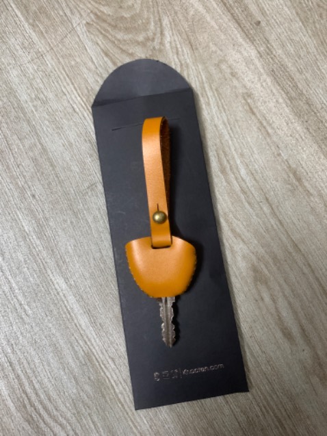 Khá đơn giản. Tưởng có khắc tên hay chữ vespa.