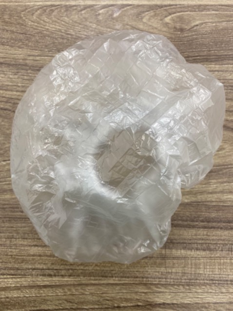 Màng chụp dùng rất tiện, bọc được nhiều kích cỡ nồi tô chén, dùng để trùm nón bảo hiểm cho khỏi ướt cũng okela luôn. một bịch siêu nhiều xài không biết bao giờ mới hết