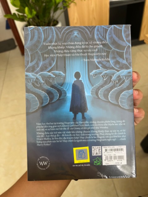 Mình đặt lúc 7h tối ngày 29/10 thì sáng ngày 30/10 Tiki đã giao sách đến nơi, mua sách của Tiki Trading thì thường sẽ giao rất nhanh.
Nhìn bên ngoài, sách thiết kế đẹp, bọc nilon kín.
Mình mua tặng nên không bóc ra, không biết chất lượng giấy thế nào.
Giá cả thế này thì rất hợp lý để mua về đọc rồi.