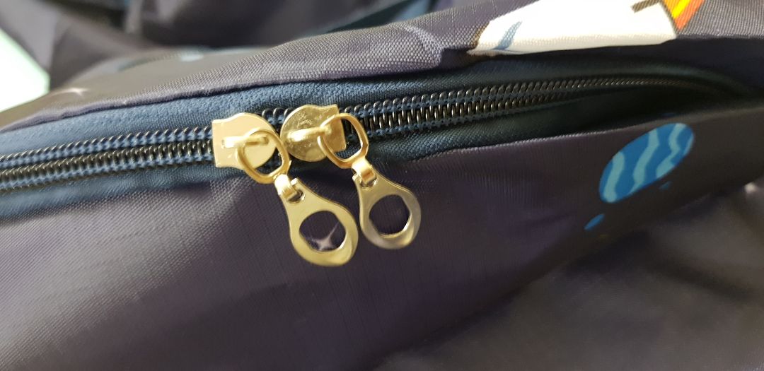 Giao đủ hàng. sản phẩm giống hình đăng, khá dày dặn. khóa kéo dễ. 
Màu tối khó bẩn, họa tiết đẹp.