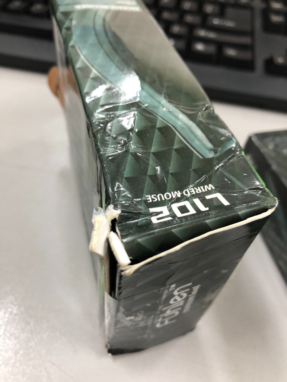 Tôi thấy việc vận chuyển không tốt, vì hộp đựng chuột và hộp bên ngoài bị bẹp hết