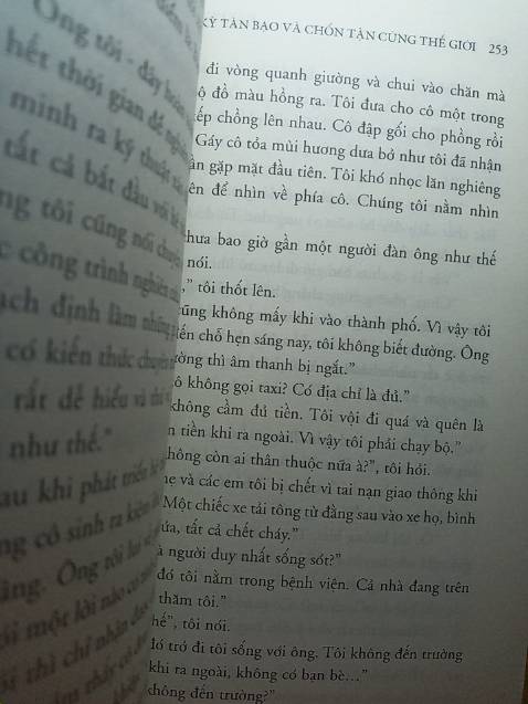 Một tác phẩm khoa học giả tưởng, truyện trinh thám và bản tuyên ngôn của chủ nghĩa hậu hiện đại kết hợp trong cuốn tiểu thuyết dung lượng đồ sộ. Murakami đã hợp nhất Đông – Tây, bi – hài, sự thờ ơ và lòng trắc ẩn, ngôn ngữ lóng thông tục và các tư tưởng triết học siêu hình trong câu chuyện đặc sắc về toán sư 35 tuổi li hôn trong hành trình đi xuống thế giới ngầm mang màu sắc Kafka dưới lòng Tokyo hiện đại. Kết quả là Xứ sở diệu kỳ tàn bạo và chốn tận cùng thế giới với những tưởng tượng sáng tạo phóng túng và một trạng thái lắng đọng sâu xa của tâm thức, góp phần tạo nên thành công lớn làm gia tăng đáng kể lượng độc giả của Haruki Murakami trên toàn thế giới.