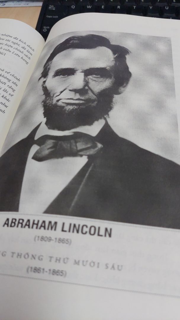 Được cập nhật liên tục, đây là một tác phẩm lịch sử_ tiểu sử kỳ công cho thấy phần nào bức tranh chính trị đầy màu sắc của Hoa Kỳ.