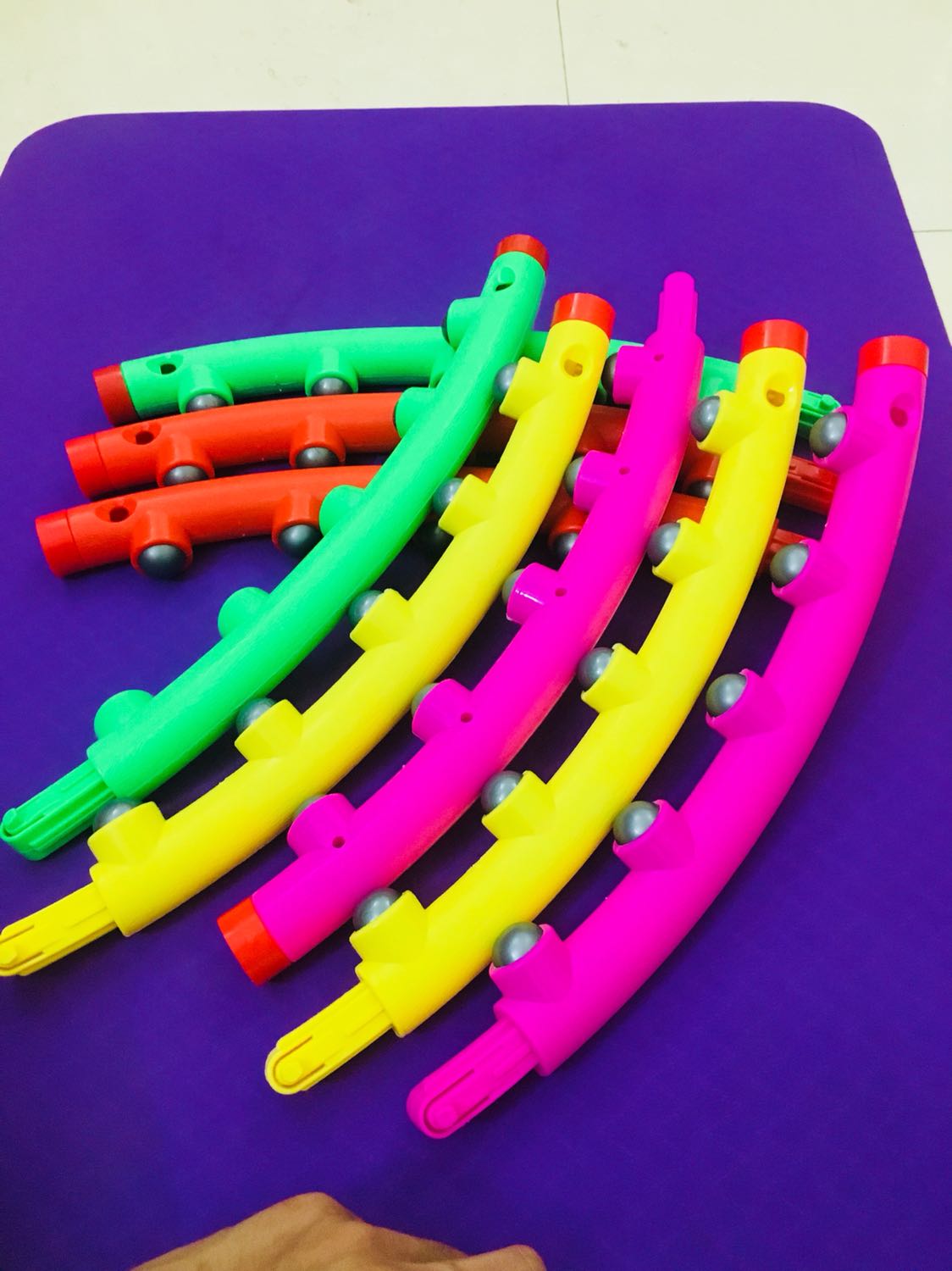 Vừa đi làm về thì thấy ship giao hàng
hơi muộn xíu nhưng mở hộp ra thấy màu rất oki, kiểm tra chất liệu thấy đúng như mô tả 98cm , lại có bi masage đánh mỡ bụng hiệu quả lắm ạ, mà rất thoải mái

à vòng tháo nắp rất dễ lên thuận tiện mang đi lại để tập mọi lúc mọi nơi
Lần trước mua thảm rất hài lòng, Thêm vòng lắc éo này nữa quá ưng. 
Lần sau sẽ ủng hộ miDoctor nhiều hơn!