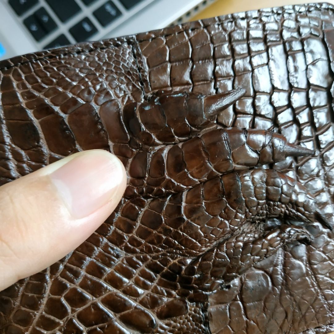 Hàng chuẩn như hình. Da rất mềm và mịn. Đã từng dùng ví cá sấu nhưng ko mềm bằng của shop. 
Có hộp và thẻ bảo hành đầy đủ. Giá tốt mà uy tín. Rất hài lòng!
Nên mua