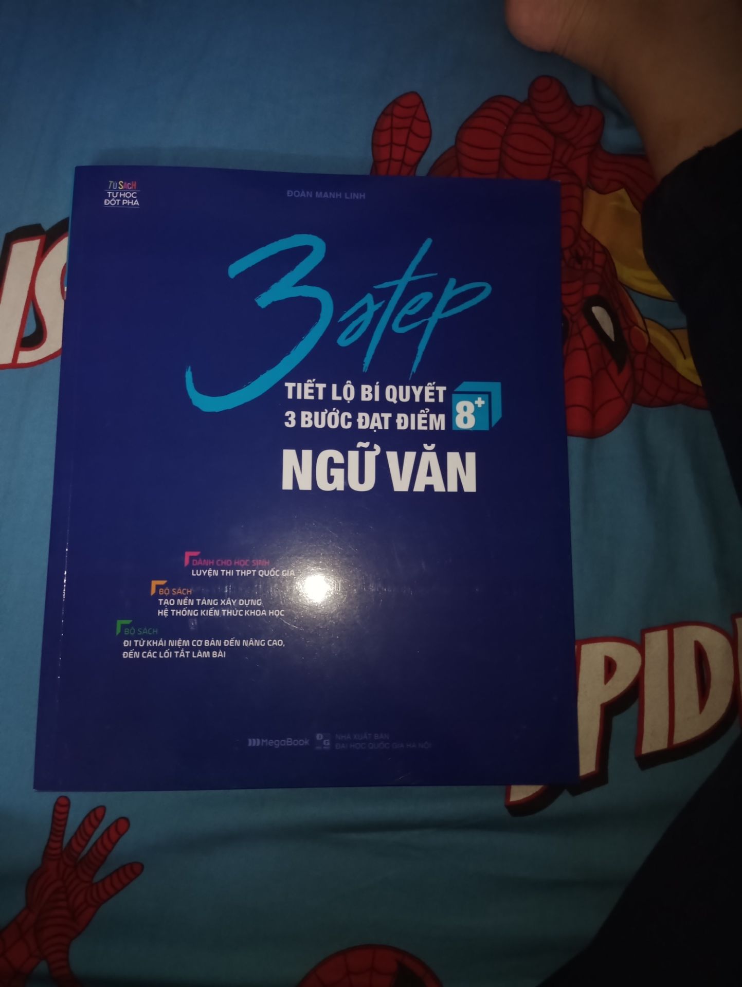 Tiki giao hàng siêu nhanh ms đặt tối hôm qua mà sáng nay đã có rồi. sách khá năng và dày, đbt khá to nhưng riêng quyển tiếng Anh thì hơi mỏng. học xong 3 quyển này mà được hơn 8 điểm thi đại học thì tốt quá :333
