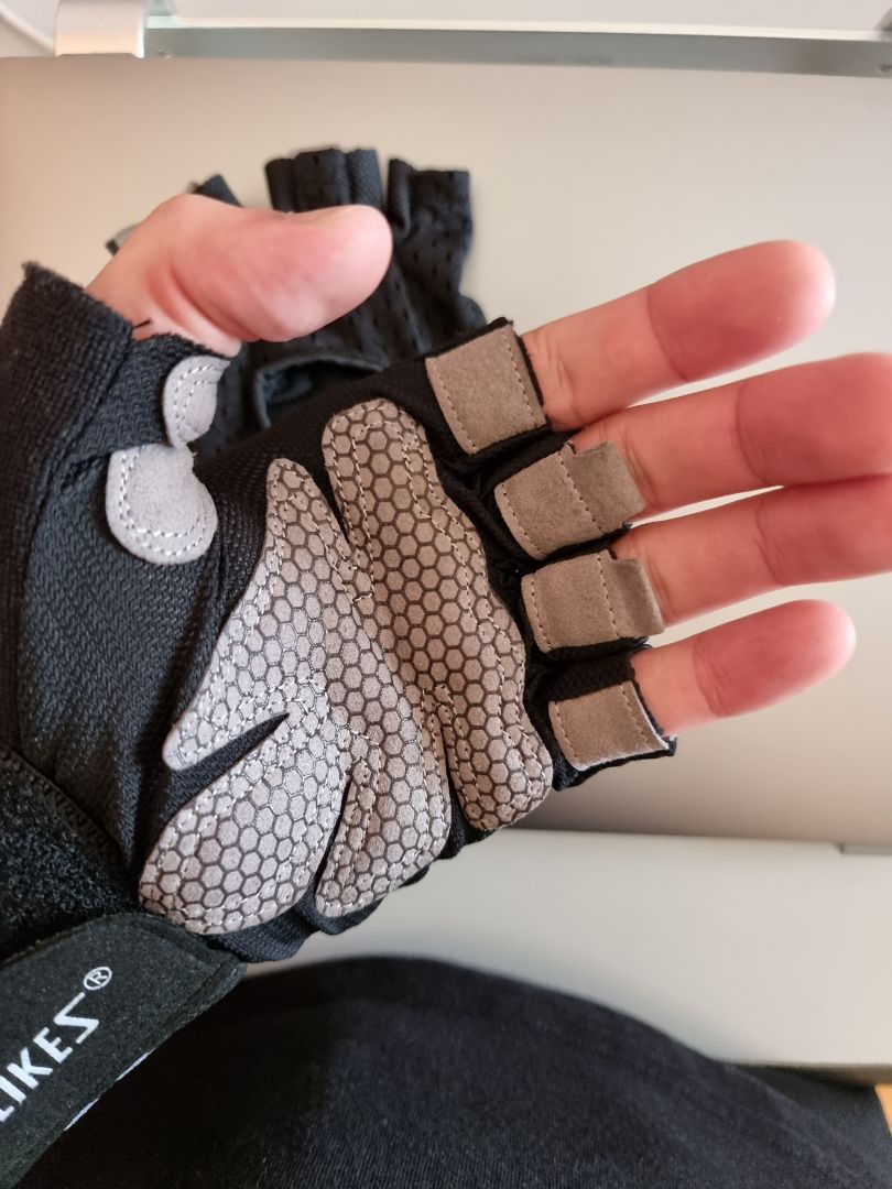 Ôm khít vừa tay, thoáng khí tốt, cảm giác cầm nắm tốt, phần quấn cổ tay chặt, bảo vệ tốt.