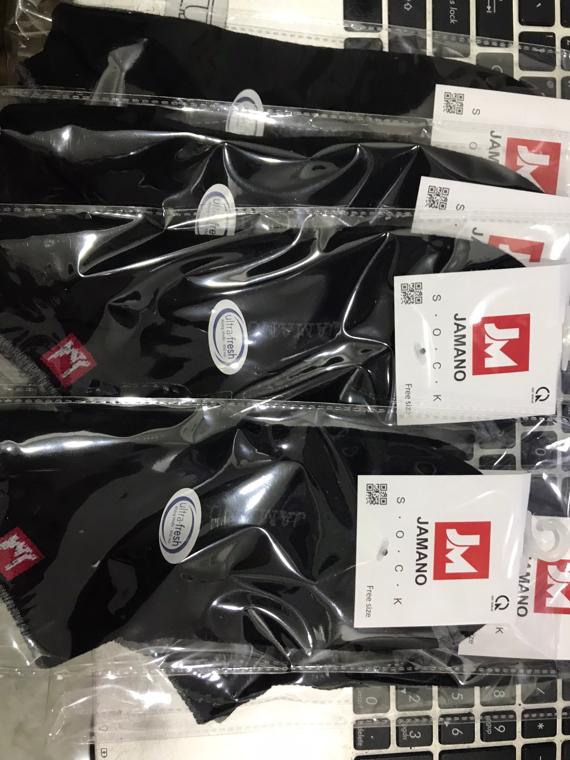 Logo bao bì đẹp, tất thiết kế logo đơn giản nhưng dễ phối đồ. tất đi khá êm chân, thông thoáng tốt, đi cả ngày ko bị mùi. giá cài 35k/ đôi mà mua chỉ có chưa đến 20k/ đôi, quá rẻ, chất lượng rất ưng ý.