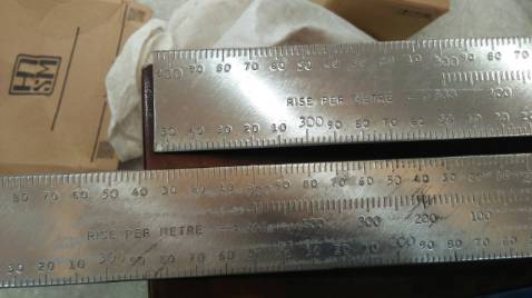 Thước bị gỉ ạ, ảnh chụp từ lúc nhận hàng
Vì không quay vid từ lúc bóc hàng do có người nhận hộ nên mong shop có thể đổi được hàng cho mình
Mình cảm ơn!