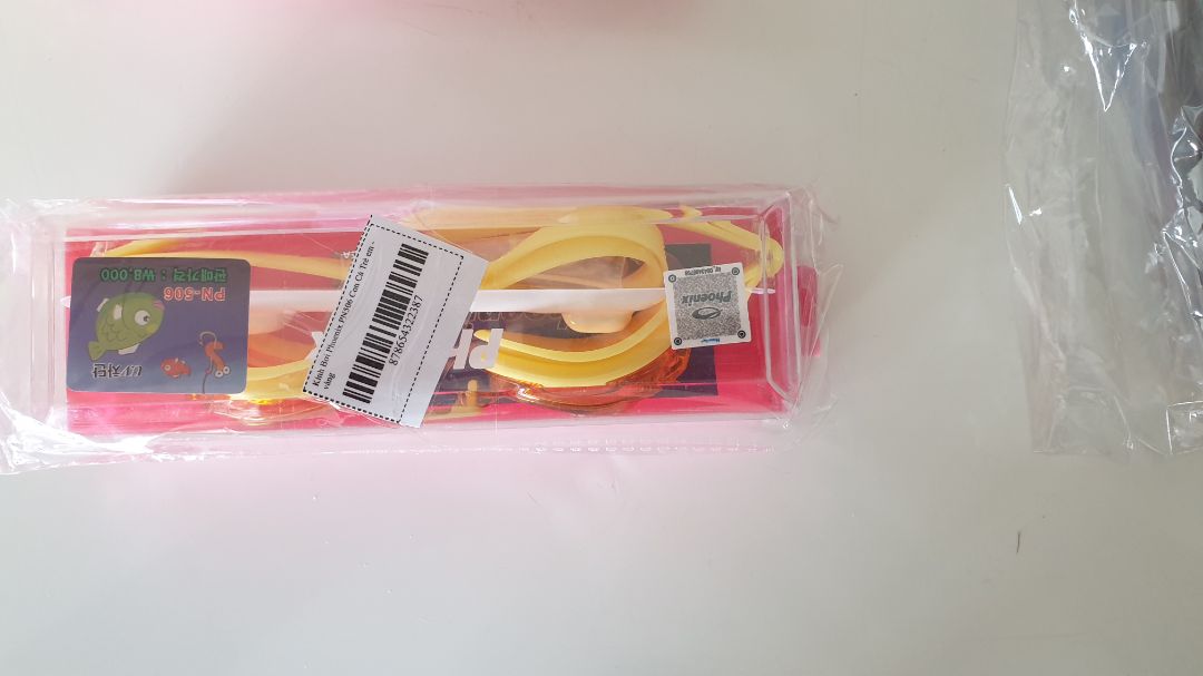 Hàng chuẩn hãng, bé rất thích. Không gây khó chịu khi chỉnh dây vừa với mặt, không đọng sương làm mờ trong quá trình bơi