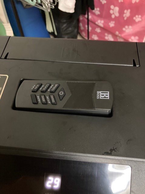 Remote không vừa với cái chỗ để, cái cánh có bị hư nhẹ 1 ô