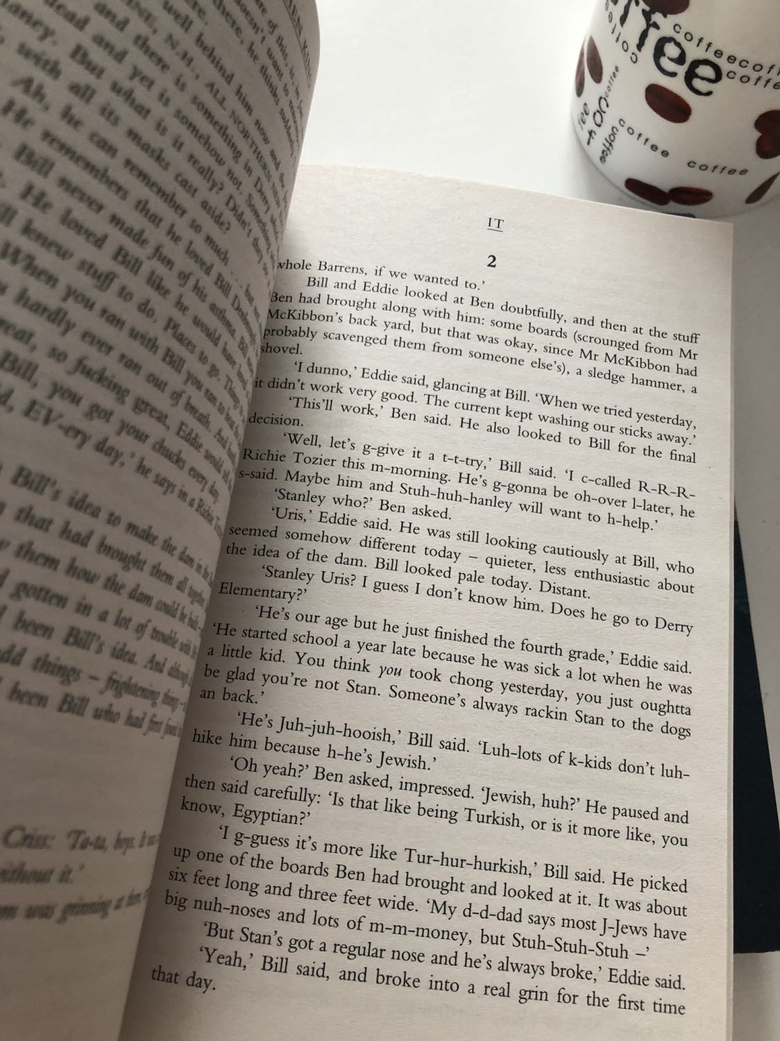Sách còn mới tinh không bụi bẩn, có bọc seal bảo vệ đàng hoàng nhưng do vận chuyển nên hơi nhăn góc xíu nhưng mà không sao. Màu xịn, nhìn bìa thích lắm luôn, sách dày, chữ hơi nhỏ chút nhưng vẫn ổn mình mua ngay lúc được sale mạnh nữa nên thấy khá hời. Còn nội dung thì mình thích phim IT từ lâu rồi nên đối với mình là rất đáng luônn