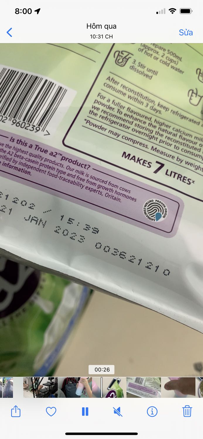 10/3/2022, tôi mua 1 thùng 6 bịch A2 ở shop này, mẹ bé đã uống hết 4 bịch, thường pha nước ấm/nước nguội rồi để lạnh thành sữa tươi rất ngon. Vừa rồi, muốn cho bé  lớp 1 mang đi học uống nên đã mua chiếc bình giữ nhiệt có ống hút này. Sáng hôm qua  tôi pha 8 muỗng sữa A2 với 500ml nước ấm khoảng 50o trong ly thuỷ tinh rồi đổ vào bình giữ nhiệt cho bé mang đi học. Đến trưa thì bé hút không lên nên tự mở nắp bình ra kiểm tra thì  thấy sữa đặc dệt nên không uống. Chiều tôi đón con về, con bảo “ Hôm nay con không uống sữa vì ba pha đặc quá hút không lên!”. Tôi lấy bình mở nắp kiểm tra thì  thấy sữa nở xốp như thế này. Tôi có người mùi thấy không còn mùi sữa nữa! Trước đó, tôi cũng đã pha sữa PediaSure theo cách này cho con đi học uống được vài ngày và không thấy bất thường gì. Xin lưu ý, chiếc bình này giữ nhiệt rất tốt. Shop có thể giải thích vì sao có hiện tượng sữa A2 lại bị như thế không? Có phải sữa bị hư hay gặp phải vấn đề gì? Hiện tại, tôi còn 1 bịch A2 nguyên và 1 bịch vừa khui ra! Mong chờ câu trả lời thắc mắc của shop! Hoàng Khang -***