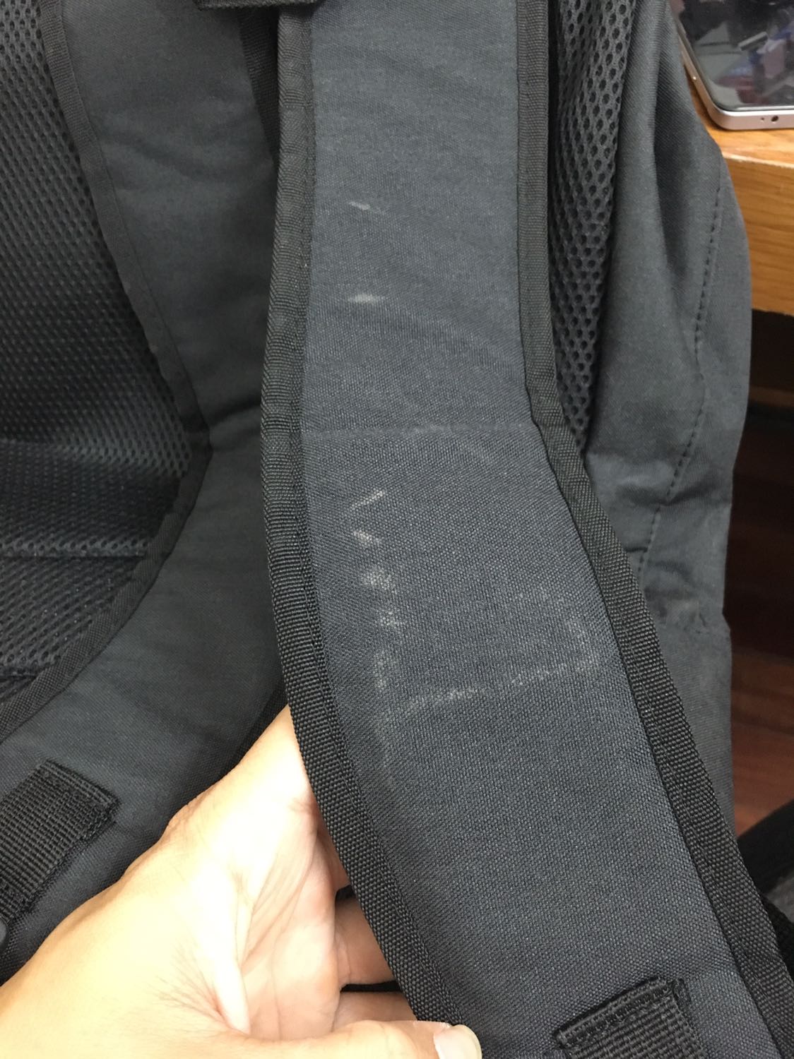 Balo hơi to so với hình ảnh minh hoạ, form balo không giống lắm với quảng cáo và bị bẩn ở một số chỗ. Khoá kéo mượt mà chắc chắn, tóm lại là tốt so với giá mua được 69k.