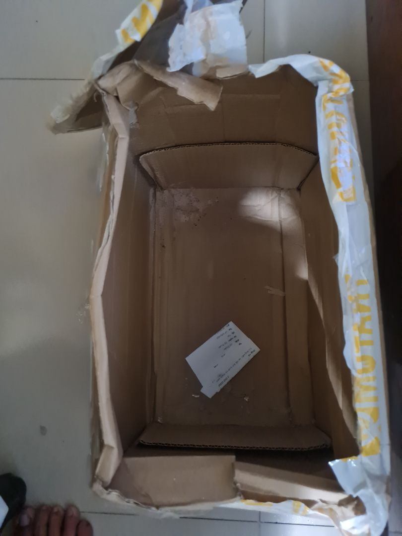 Đóng gói kiểu gì mà hàng bị bung ra, sản phẩm thì không nguyên vẹn. Bán thì làm ơn đóng gói cẩn thận cho khách dùm cái. Không bao giờ mua của shop nữa. 1*