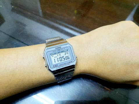 Giá 1.060k đã km. Check serial đăng ký bảo hành thành công với Anh Khuê SG. Vì mình đang quen đeo Skin Swatch dây mesh nên mong đợi nhẹ mới đeo được. Đồng hồ khá nhẹ theo đúng yêu cầu. Đèn trong đêm thấy rõ, đều cả màn hình. Cổ tay nữ nhỏ quá có thể bị dư dây. May mà mình đeo vừa khít. Đã dùng 1 tuần hơn, hoàn toàn hài lòng.