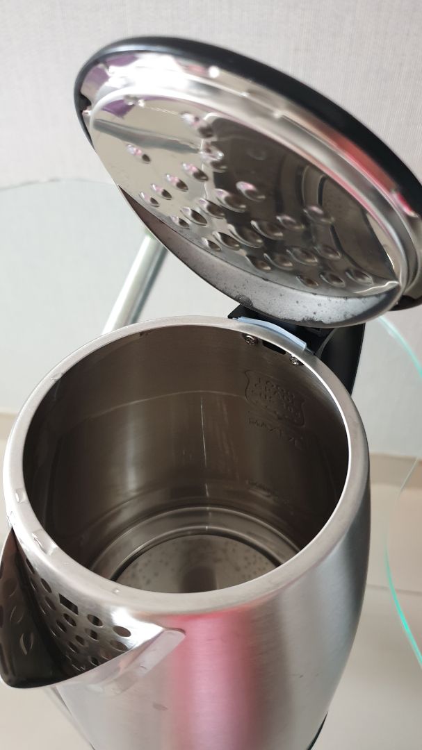 - Sản phẩm chính hãng mình mua về đã kiểm tra và đăng ký bảo hành thành công. Chất liệu inox vỏ và lõi ấm rất đẹp và sang trọng, không bị ố vàng sau vài lần đun. Thiết kế vỏ bình liền mạch xuống đáy rất bắt mắt. Chi tiết công tắc, tay cầm,... có độ hoàn thiện chắc chắn cao, đặc biệt là cổ rót nước thiết kế chảy nhanh mà không bị trào rất phù hợp để rót nước vô phích.
- Nhược điểm hiện tại sau vài lần đun mình thấy mới bật ấm lên có tiếng lục đục trong nước rất lớn phát ra từ đáy bình, không rõ nguyên nhân.
- Tiki giao rất chuẩn giờ.