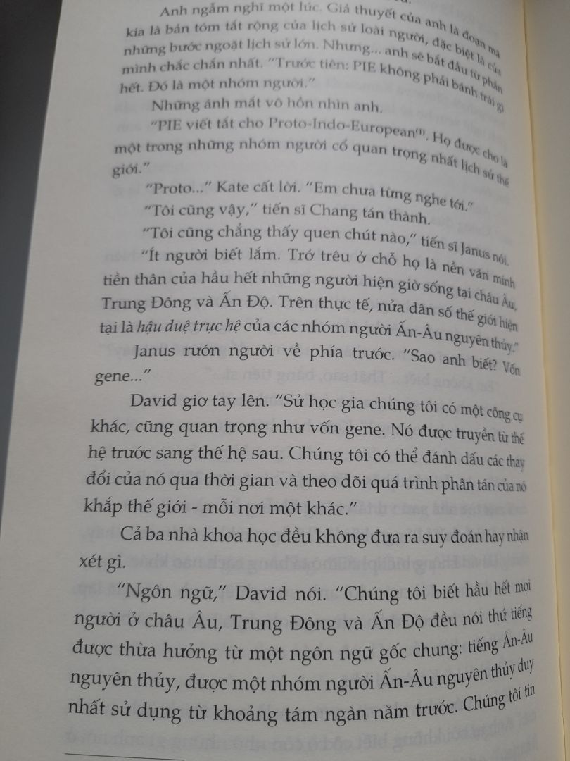 Giống như Gene Atlantis, Dịch bệnh Atlantis cũng phải đến phần 3 của sách thì mới gay cấn hồi hộp, 2 phần đầu hơi lan man và rời rạc. Vẫn là đan xen giữa sự thật khoa học và hư cấu, nhưng so với Gene thiên nhiều về sinh học và khảo cổ thì cuốn này thiên về lịch sử và vật lý hơn. Phần lịch sử thì khá thú vị, vd như về hệ ngôn ngữ Ấn Âu hay vì sao Plato của Hy Lạp là ng duy nhất viết về Atlantis, nhưng phần vật lý thì hơi khó hiểu và kiểu siêu nhiên phi lý. Phương pháp giải quyết cuối cùng cho dịch bệnh cũng chưa được thỏa đáng cho lắm. Nhưng nói chung vẫn là cuốn sách đáng đọc, nhất là những điểm tương đồng với dịch Covid hiện tại.