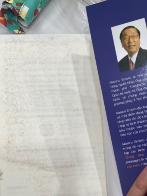 Sách mua mới thế mà phần cuối sách lại bị bẩn như ai dẵm vào :) quyển này còn là quyển đặt gấp để mang tặng.