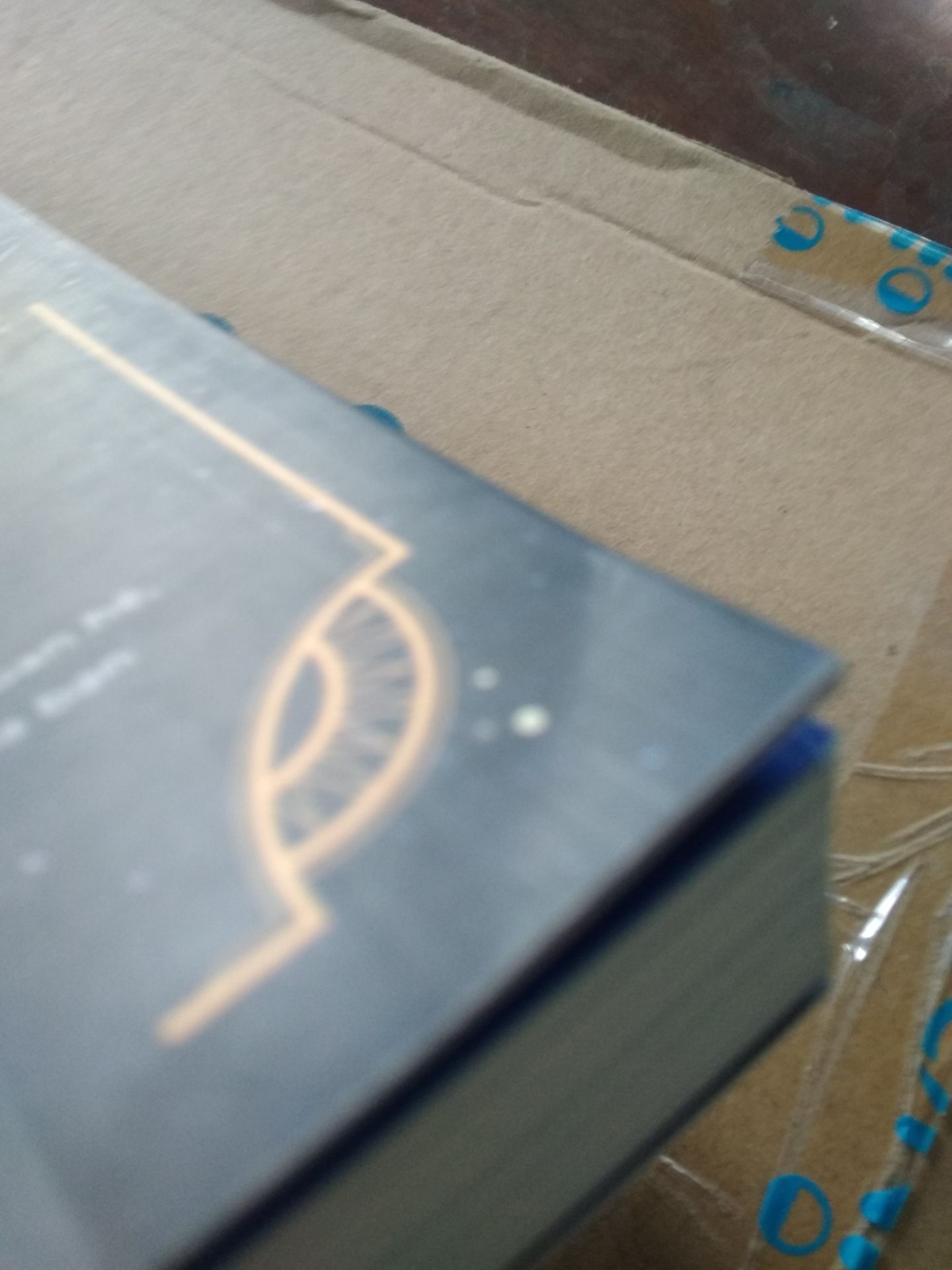 Thần số học là một cuốn sách rất hay nói về thần số học gồm nội dung là về cách tính toán để ra những con số định mệnh không thay đổi được của mỗi người và ý nghĩa của những con số đó. 
Sách dành cho những bạn muốn tìm hiểu về thần số học và sau khi biết ý nghĩa của những con số đó rồi thì có thể như mình, coi đó là động lực để vươn lên ( vì con số đường đời của mình là con số 1 ý nghĩa của nó là độc lập tự chủ các kiểu giờ mình muốn giống như thế nên đang cố hết sức để được như thế)
Sách lúc giao cho mình thì không được bọc kĩ và cẩn thận lắm nên hơi bị gấp ở phần bìa xíu.
Nói chung theo mình thấy thì cuốn sách này khá là hay và ai cũng nên có trong tủ sách của chính mình.