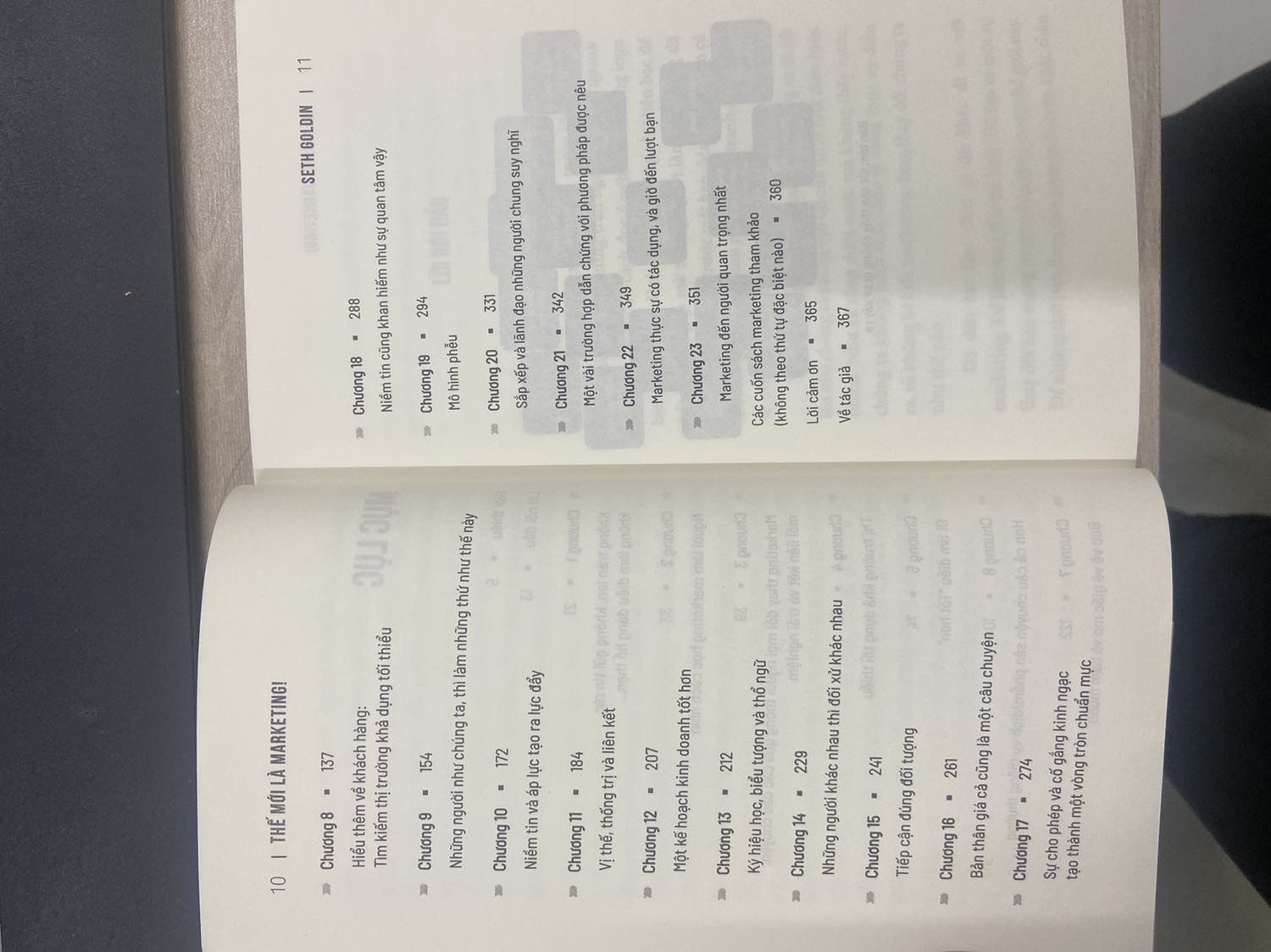 Dành cho những bạn quan tâm nội dung!
Vẫn là quyển sách đáng tham khảo của Seth Goden, tuy viết khá dài dòng ( theo mình là nên ngắn gọn hơn) cà bố cục khá tời rạc không phân chương nên khó hệ thống. Tuy nhiên, theo mình các Marketer vẫn nên tham khảo, sách viết về việc nên phân khúc khách hàng mục tiêu và tập trung vào nhóm cốt lõi chứ không quảng cáo hoặc xây dựng chương trình đại trà. Việc hiểu insight khách hàng là vô cùng quan trọng, tác giả có phân tích về những yếu tố tác động hành vi khách hàng và theo mình thì phần này hay. Nửa đầu cuốn hơi chán, nửa cuốn sau thì hay hơn nên mọi người cố gắng đọc hết dù có hơi chán ở phần đầu. Chúc mọi người tìm đc quyển sách ưng ý và học đc thêm nhiều điều