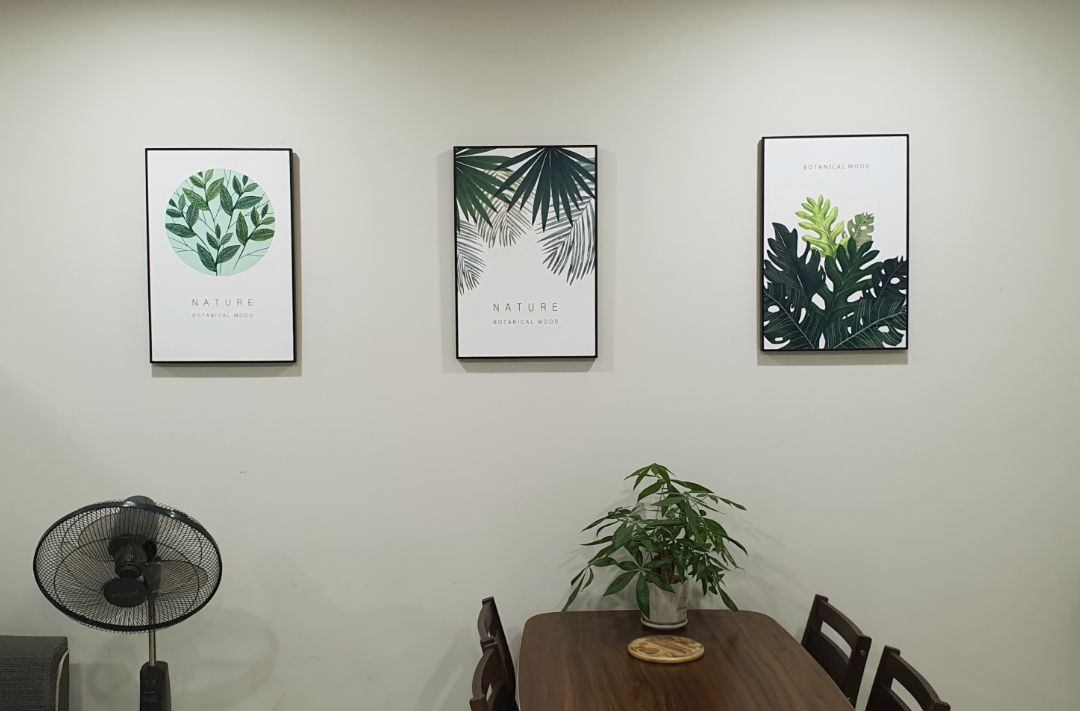 Tiki đóng gói, giao hàng cẩn thận, chu đáo. Tranh đẹp như hình. Tuy nhiên vít bắt một tranh bị lệch, mình phải vít lại.