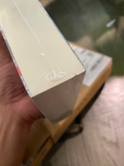 Góp ý vs Tiki là đợt này đóng gói sách sơ sài quá, ko bọc cẩn thận, mấy lần trước mình đặt sách bìa cứng chỉ bọc mỗi một lượt nilon bọt mỏng, hộp đựng chỉ vừa khít khổ sách nên hầu như bị cấn móp hết các góc bìa sách. Lần này thì hộp rộng hơn nhưng ko hề có lót tí nào luôn. May mà sách chỉ bị cấn nhẹ ở góc.